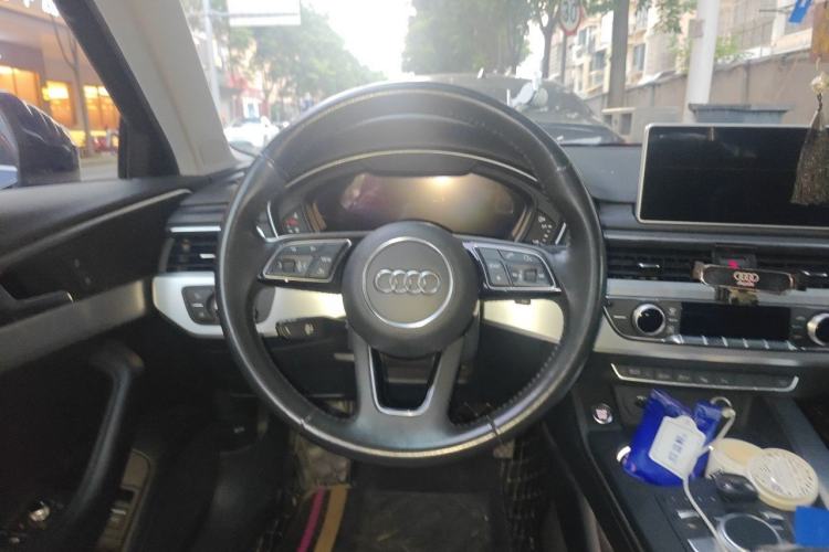 Used Audi A4L 2019 40 TFSI Fashion Edition China VI Emission Standard Steering Wheel