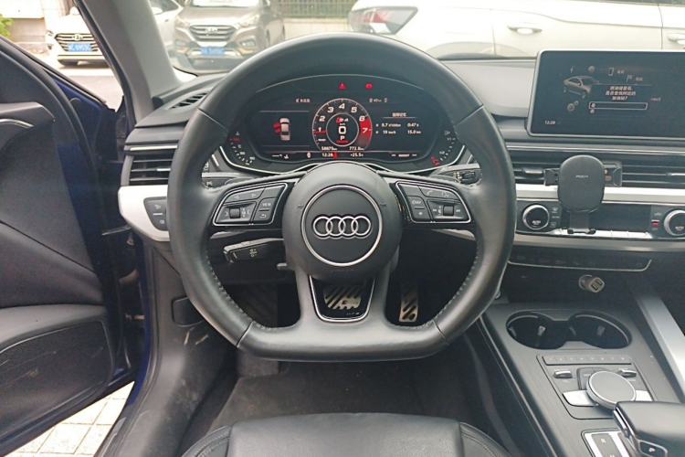Used Audi A4L 2019 40 TFSI Fashion Edition China VI Emission Standard Steering Wheel