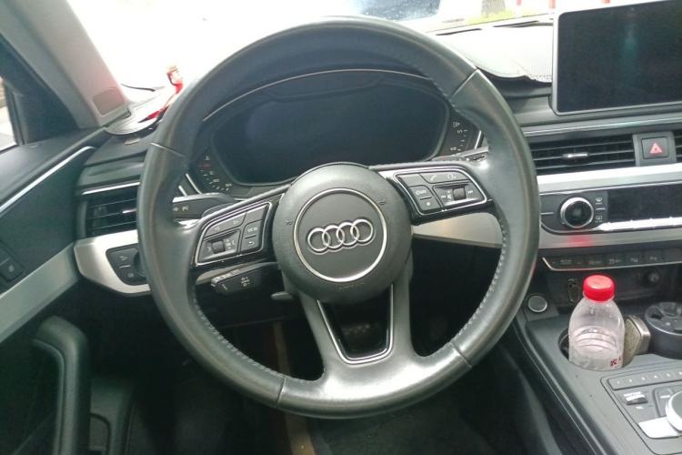 Used Audi A4L 2019 40 TFSI Fashion Edition China VI Emission Standard Steering Wheel