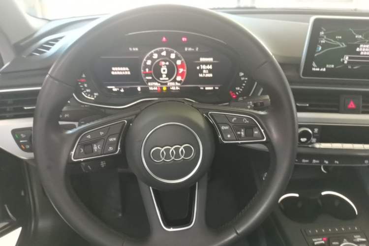 Used Audi A4L 2019 40 TFSI Fashion Edition China VI Emission Standard Steering Wheel
