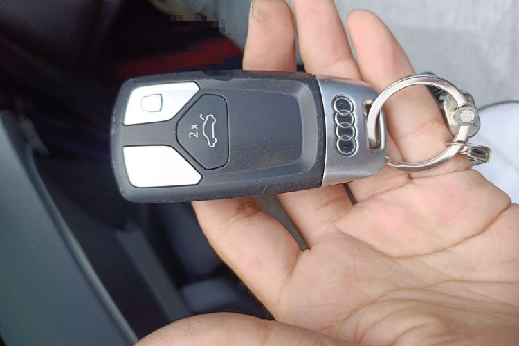 Used Audi A4L 2019 40 TFSI Ambition China VI Vehicle Key