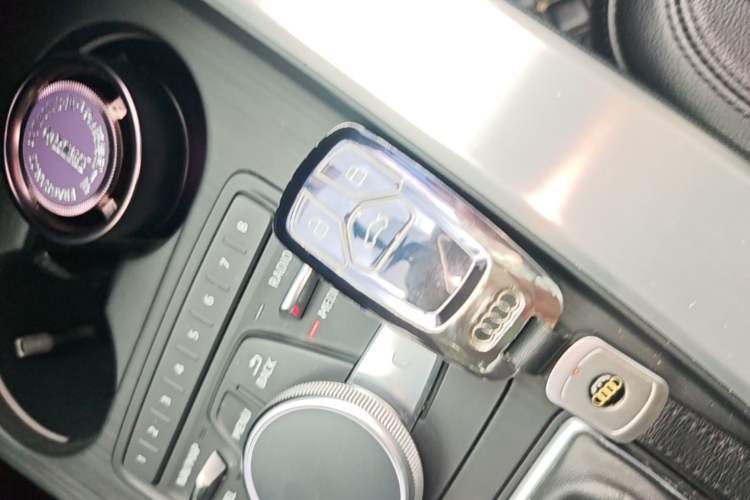 Used Audi A4L 2019 40 TFSI Fashion Edition China VI Emission Standard Vehicle Key