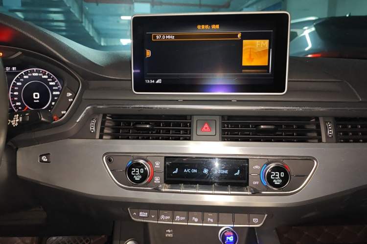Used Audi A4L 2019 40 TFSI Fashion Edition China VI Emission Standard Audio And AC Panel