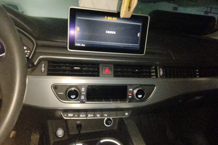 Used Audi A4L 2019 40 TFSI Fashion Version China V Audio And AC Panel