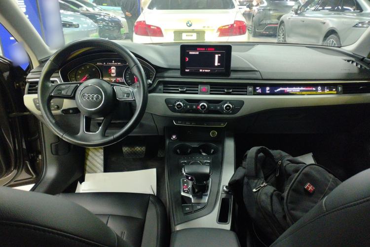 Used Audi A4L 2019 40 TFSI Ambition China VI Center Console