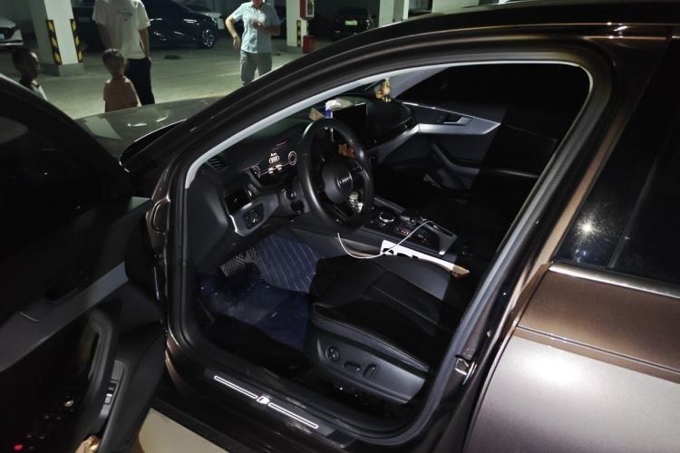 Used Audi A4L 2019 40 TFSI Fashion Edition China VI Emission Standard Driver Seat