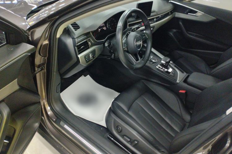 Used Audi A4L 2019 40 TFSI Ambition China VI Driver Seat