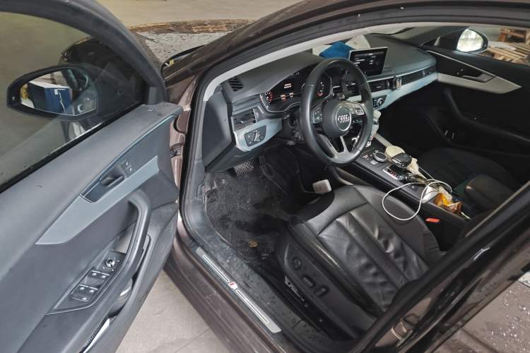 Used Audi A4L 2019 40 TFSI Fashion Edition China VI Emission Standard Driver Seat
