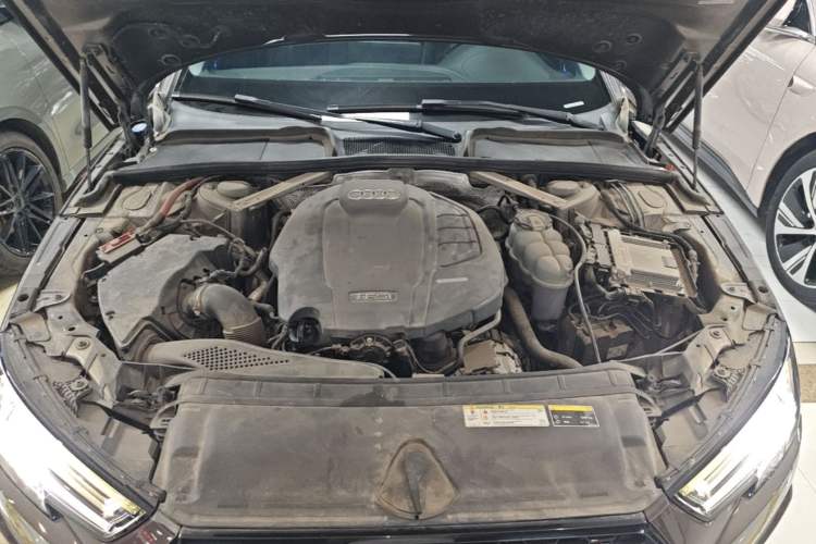 Used Audi A4L 2019 40 TFSI Fashion Edition China VI Emission Standard Engine Bay