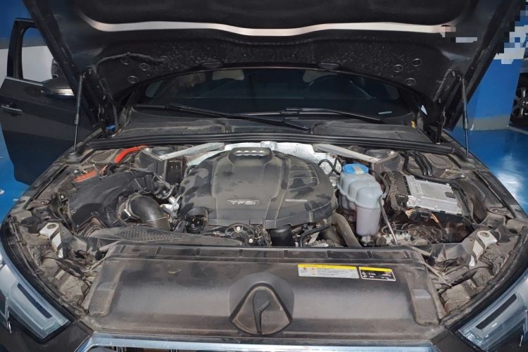 Used Audi A4L 2019 40 TFSI Fashion Edition China VI Emission Standard Engine Bay