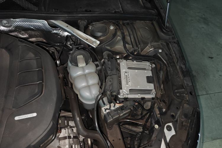 Used Audi A4L 2019 40 TFSI Fashion Edition China VI Emission Standard Engine Bay Left