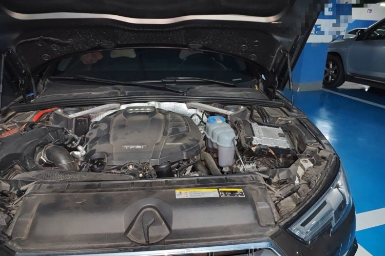 Used Audi A4L 2019 40 TFSI Fashion Edition China VI Emission Standard Engine Bay Left
