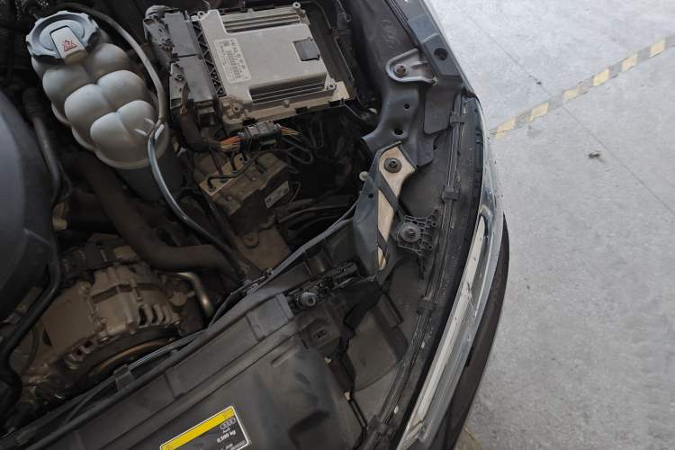 Used Audi A4L 2019 40 TFSI Fashion Edition China VI Emission Standard Engine Bay Left