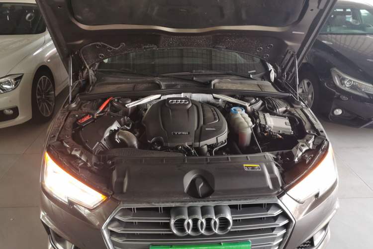 Used Audi A4L 2019 40 TFSI Fashion Edition China VI Emission Standard Engine Bay