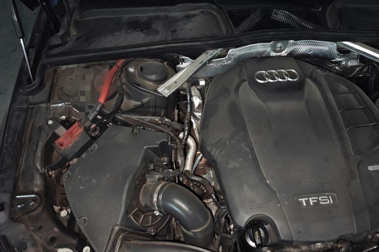 Used Audi A4L 2019 40 TFSI Fashion Edition China VI Emission Standard Engine Bay Right