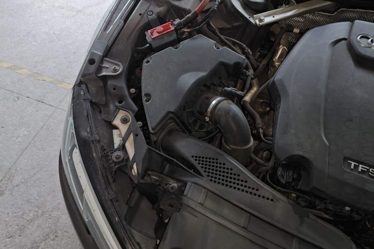 Used Audi A4L 2019 40 TFSI Fashion Edition China VI Emission Standard Engine Bay Right
