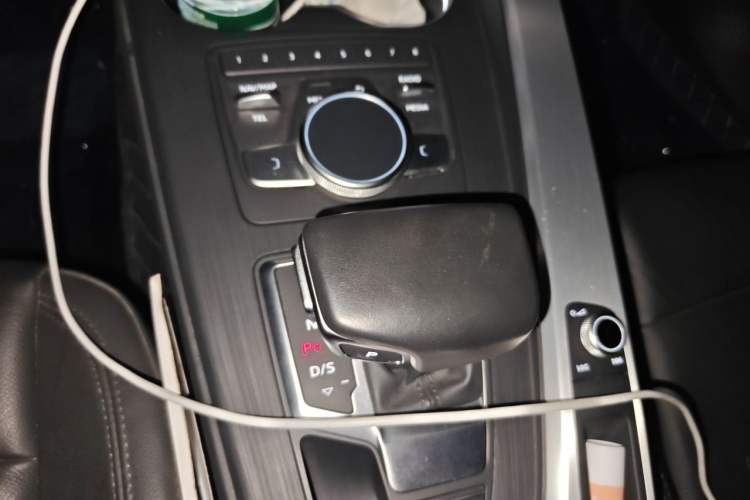 Used Audi A4L 2019 40 TFSI Fashion Edition China VI Emission Standard Gear Lever