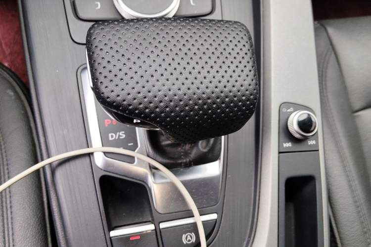 Used Audi A4L 2019 40 TFSI Ambition China VI Gear Lever