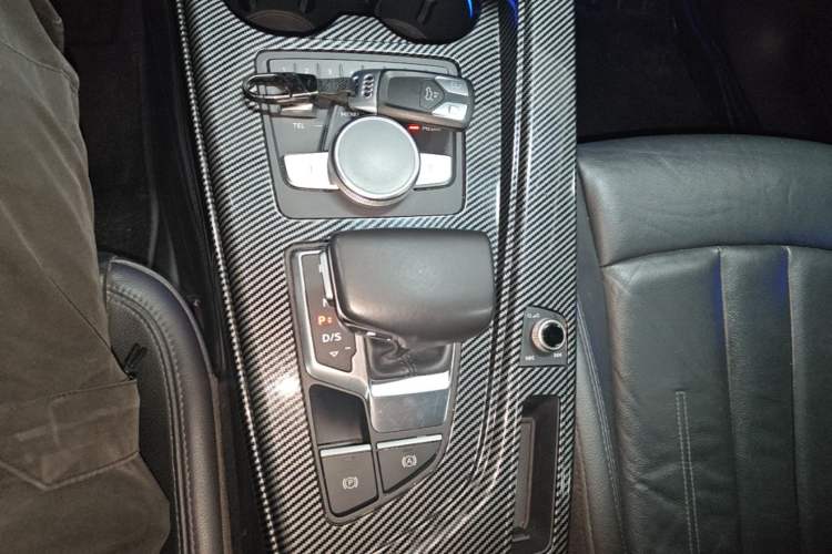 Used Audi A4L 2019 40 TFSI Fashion Edition China VI Emission Standard Gear Lever