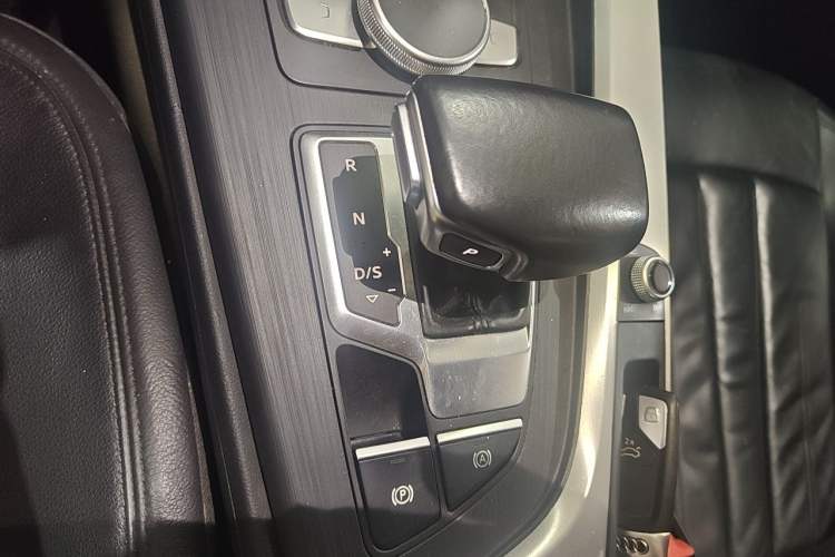 Used Audi A4L 2019 40 TFSI Sporty Version China V Gear Lever