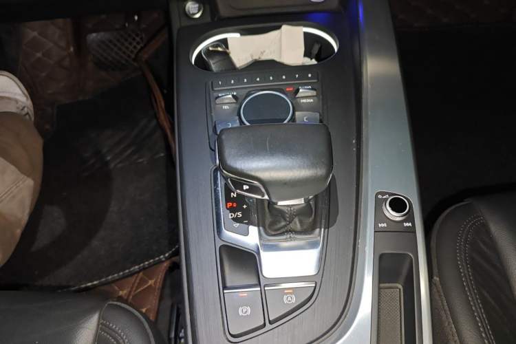 Used Audi A4L 2019 40 TFSI Fashion Edition China VI Emission Standard Gear Lever