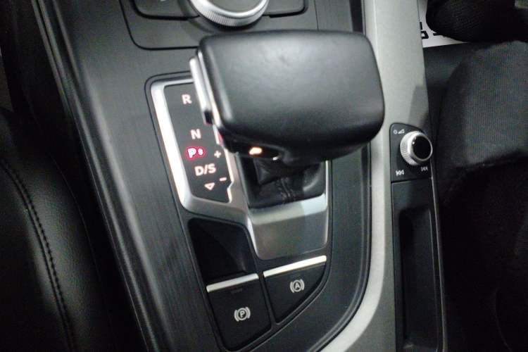 Used Audi A4L 2019 40 TFSI Ambition China VI Gear Lever