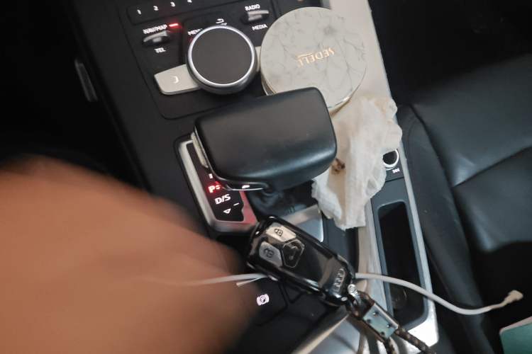 Used Audi A4L 2019 40 TFSI Fashion Edition China VI Emission Standard Gear Lever