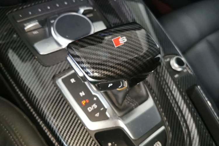 Used Audi A4L 2019 40 TFSI Fashion Edition China VI Emission Standard Gear Lever