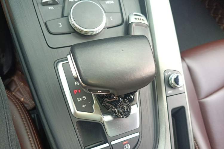 Used Audi A4L 2019 40 TFSI Ambition China VI Gear Lever