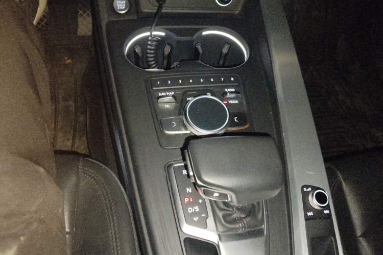Used Audi A4L 2019 40 TFSI Fashion Version China V Gear Lever
