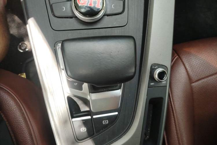 Used Audi A4L 2019 40 TFSI Ambition China VI Gear Lever