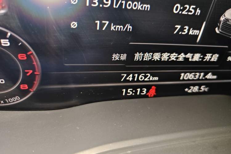 Used Audi A4L 2019 40 TFSI Fashion Edition China VI Emission Standard Odometer Close Up