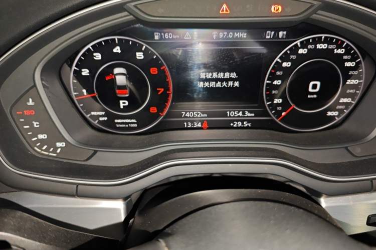 Used Audi A4L 2019 40 TFSI Fashion Edition China VI Emission Standard Odometer Close Up