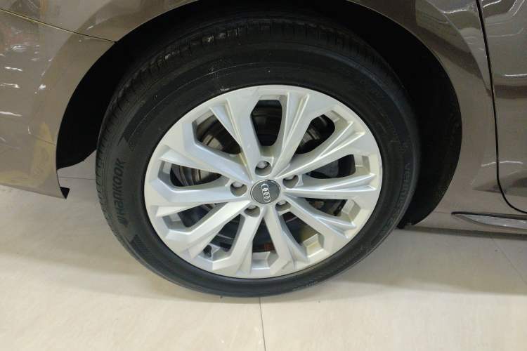 Used Audi A4L 2019 40 TFSI Ambition China VI Right Rear Wheel Hub