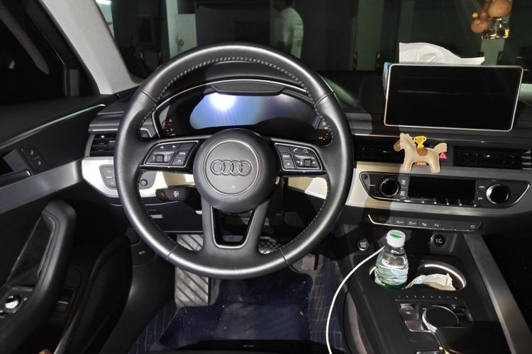 Used Audi A4L 2019 40 TFSI Fashion Edition China VI Emission Standard Steering Wheel