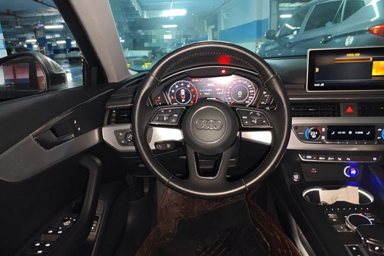 Used Audi A4L 2019 40 TFSI Fashion Edition China VI Emission Standard Steering Wheel