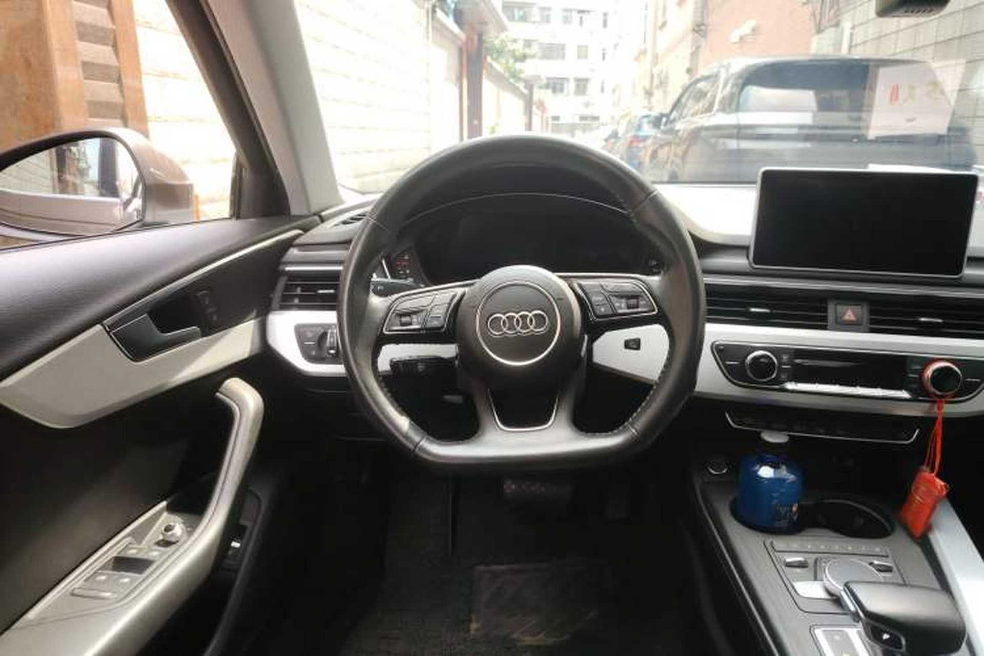 Used Audi A4L 2019 40 TFSI Fashion Edition China VI Emission Standard Steering Wheel