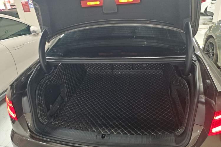 Used Audi A4L 2019 40 TFSI Fashion Edition China VI Emission Standard Trunk