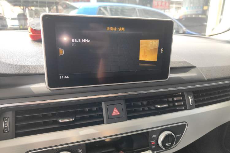 Used Audi A4L 2019 40 TFSI Fashion Edition China VI Emission Standard Audio And AC Panel