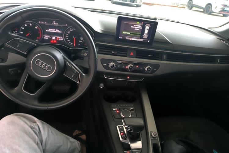 Used Audi A4L 2019 40 TFSI Ambition China VI Center Console