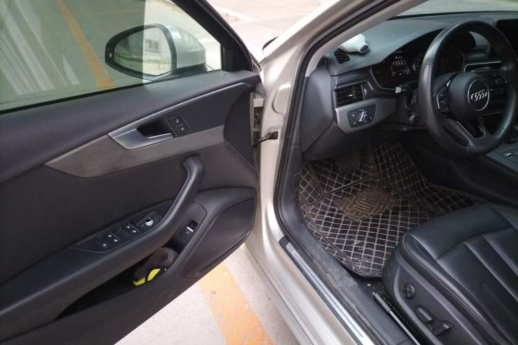 Used Audi A4L 2019 40 TFSI Ambition China VI Driver Seat