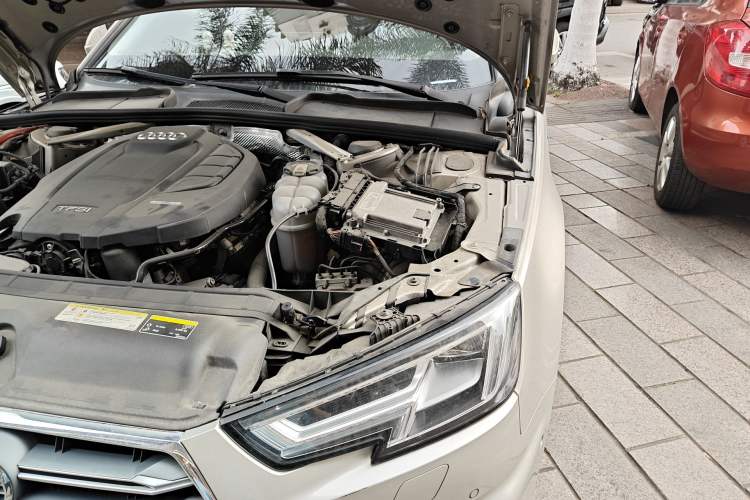 Used Audi A4L 2019 40 TFSI Fashion Edition China VI Emission Standard Engine Bay Left