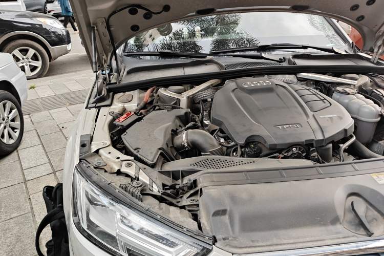 Used Audi A4L 2019 40 TFSI Fashion Edition China VI Emission Standard Engine Bay Right