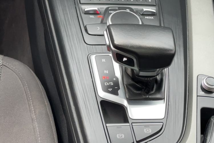 Used Audi A4L 2019 40 TFSI Ambition China VI Gear Lever