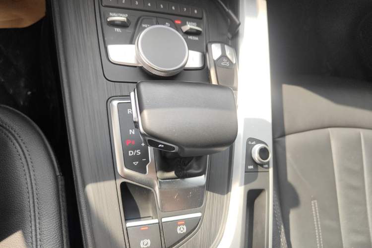 Used Audi A4L 2019 40 TFSI Fashion Edition China VI Emission Standard Gear Lever