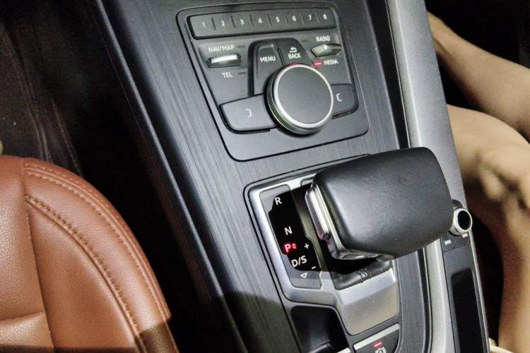 Used Audi A4L 2019 40 TFSI Ambition China VI Gear Lever