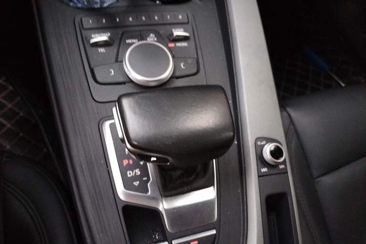 Used Audi A4L 2019 40 TFSI Ambition China VI Gear Lever