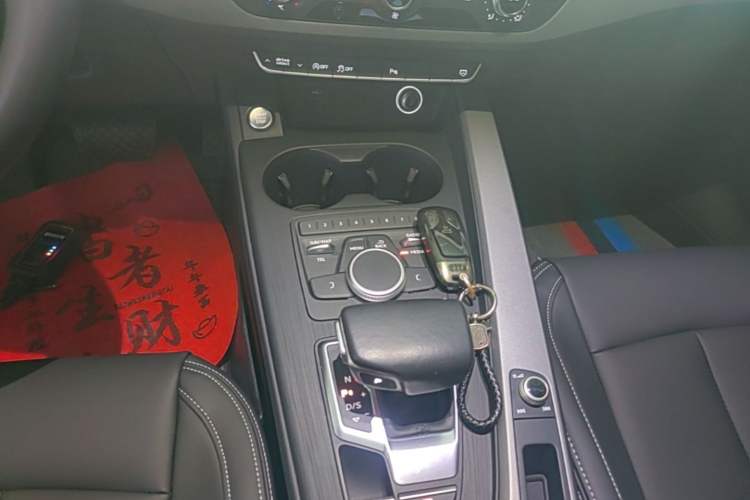 Used Audi A4L 2019 40 TFSI Ambition China VI Gear Lever