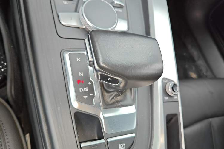 Used Audi A4L 2019 40 TFSI Fashion Edition China VI Emission Standard Gear Lever