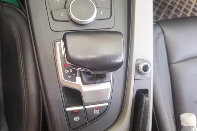 Used Audi A4L 2019 40 TFSI Ambition China VI Gear Lever